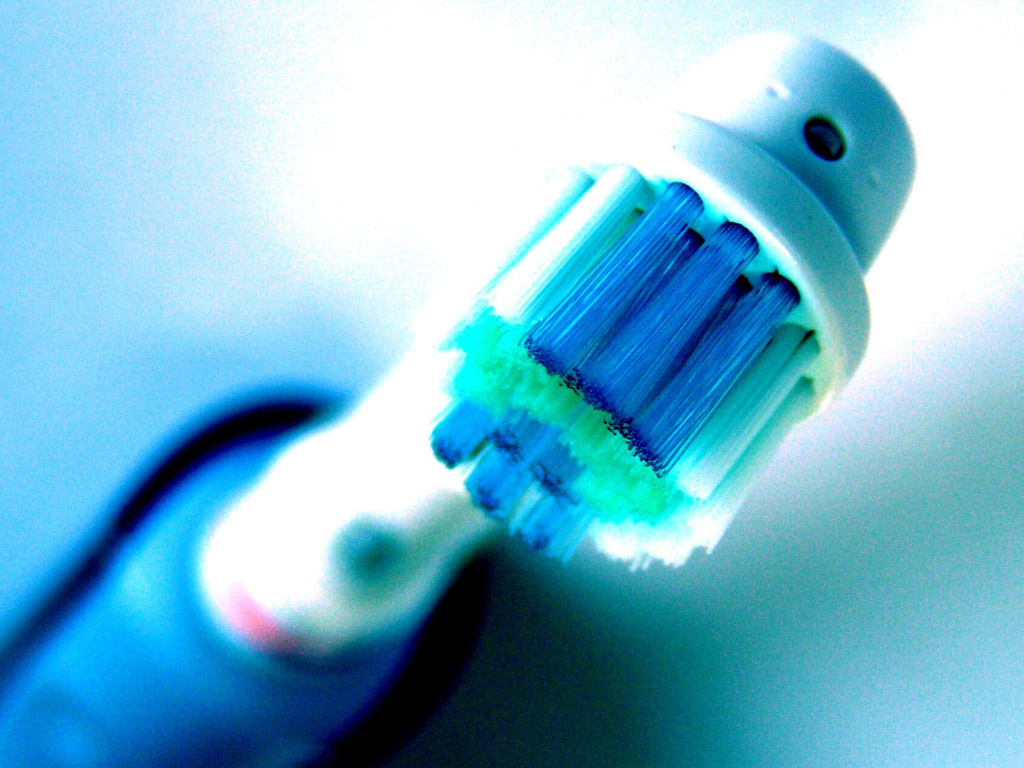 Как выбрать электрическую зубную щетку
